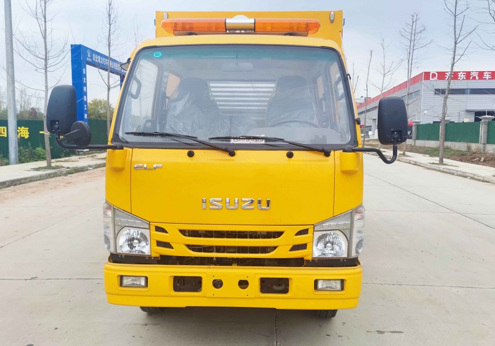 齊東方牌五十鈴雙排救險(xiǎn)車(chē)-1000方排水量